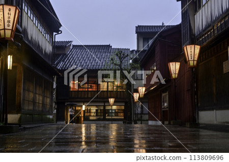 東茶屋區的夜景，雪燈和雨 113809696