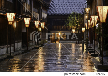 Snow-dotted lights and rain in the evening at Higashi Chaya District 113809707