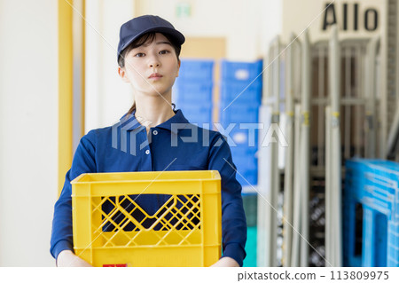 女人攜帶行李 女人攜帶行李 113809975
