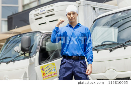 一名年輕男子駕駛一輛卡車 113810065