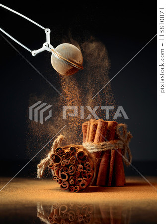 Cinnamon powder is poured out of the strainer. Cinnamon powder is poured out of the strainer. 113810071