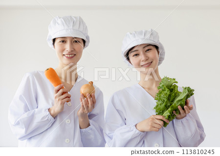 一個穿著實驗室外套和做飯的女人 113810245