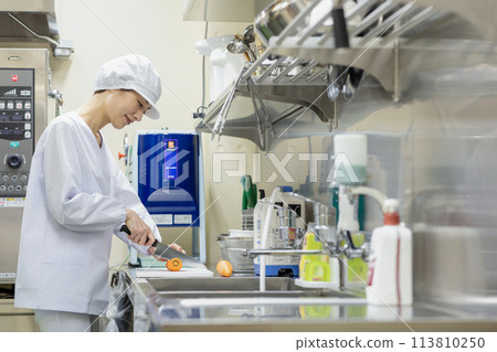 一個穿著實驗室外套和做飯的女人 一個穿著實驗室外套和做飯的女人 113810250