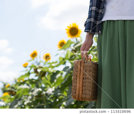 Portrait of a woman with a basket bag: Summer vacation with sunflowers Portrait of a woman with a basket bag: Summer vacation with sunflowers 113810696