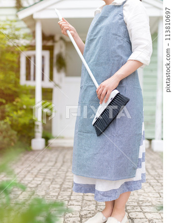 A woman wearing an apron A woman wearing an apron 113810697