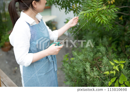 A woman wearing an apron 113810698