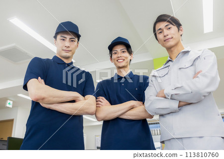 在辦公室工作的人 113810760