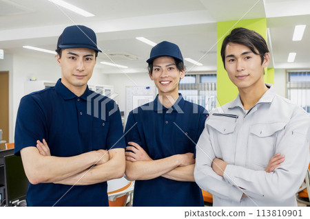 一個年輕人穿著工作服 一個年輕人穿著工作服 113810901