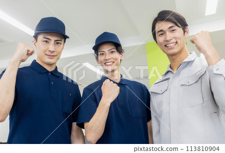 A young man wearing work clothes 113810904