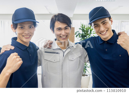 一個年輕人穿著工作服 113810910