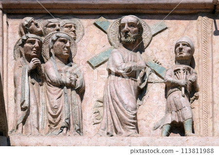 Path towards the Calvary, relief on Facade of Sant`Anastasia Church in Verona, Italy 113811988