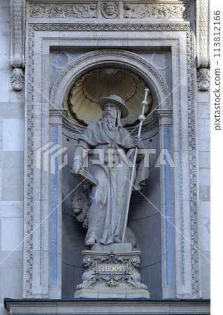 Saint Jerome statue on the facade of St. Stephen`s Basilica in Budapest, Hungary 113812166