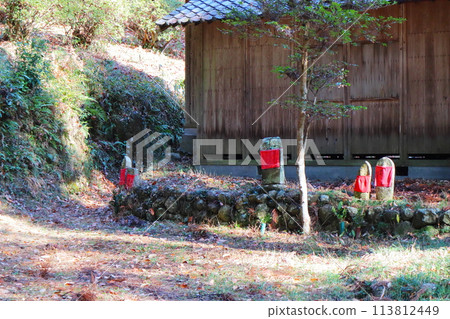 山中的寺廟和地藏菩薩雕像 113812449