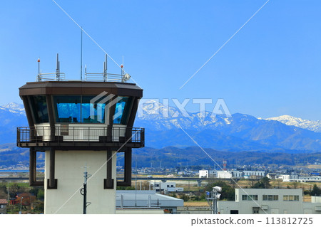 [石川縣]晴天時的富山機場控制塔和雪山 113812725