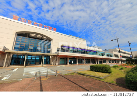[Ishikawa Prefecture] Toyama Airport terminal building on a sunny day 113812727