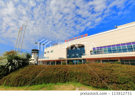 [Ishikawa Prefecture] Toyama Airport terminal building on a sunny day 113812731