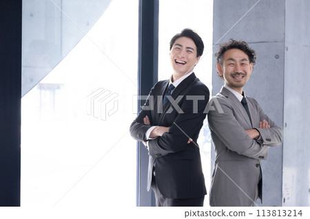 商人穿著西裝，雙手交叉微笑，執行業務，如未來、目標、成功等。 113813214