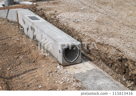 Gutter installation work 113813416