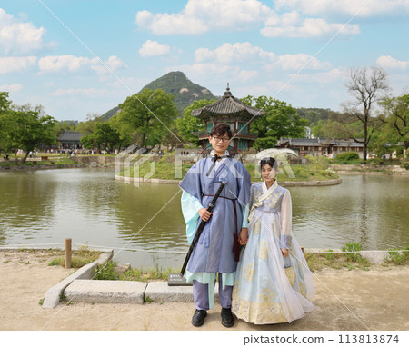 Hanbok/Chimachogori Young couple 113813874