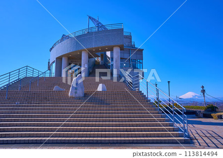 Looking up at the Shonan Hirashin Observatory on a clear day in Hiratsuka, Kanagawa Prefecture Looking up at the Shonan Hirashin Observatory on a clear day in Hiratsuka, Kanagawa Prefecture 113814494