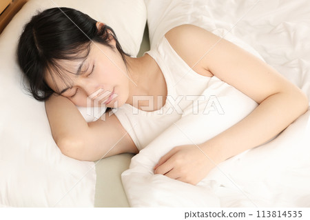女人在床上睡覺/睡得很香 女人在床上睡覺/睡得很香 113814535