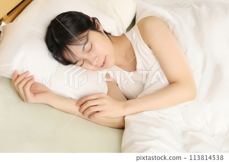 女人在床上睡覺/睡得很香 113814538