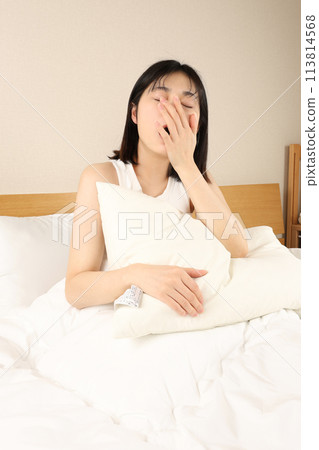 Woman sleeping, waking up and yawning in bed Woman sleeping, waking up and yawning in bed 113814568