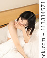 一個女人在床上睡覺、醒來、打哈欠 113814571