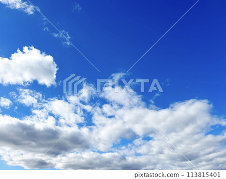 藍天和白色雲彩 藍天和白色雲彩 113815401