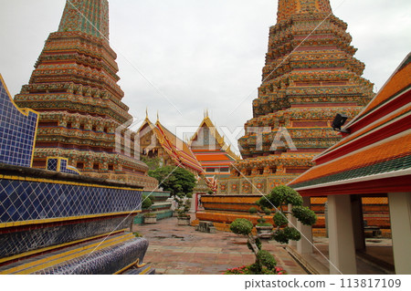 泰國首都曼谷以臥佛聞名的旅遊勝地臥佛寺的寶塔和建築 113817109