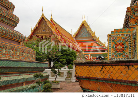 泰國首都曼谷以臥佛聞名的旅遊勝地臥佛寺的寶塔和建築 泰國首都曼谷以臥佛聞名的旅遊勝地臥佛寺的寶塔和建築 113817111