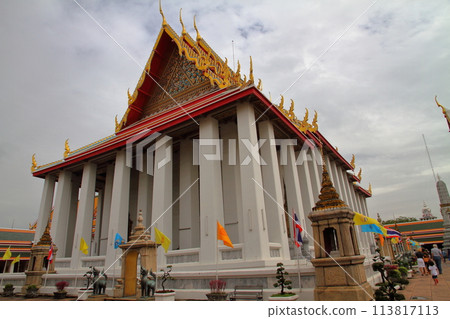 泰國首都曼谷以臥佛聞名的旅遊勝地臥佛寺的寶塔和建築 泰國首都曼谷以臥佛聞名的旅遊勝地臥佛寺的寶塔和建築 113817113