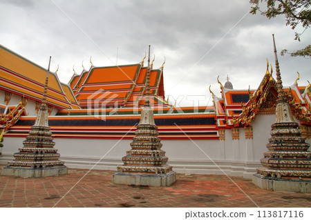 泰國首都曼谷以臥佛聞名的旅遊勝地臥佛寺的寶塔和建築 113817116