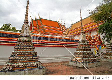 泰國首都曼谷以臥佛聞名的旅遊勝地臥佛寺的寶塔和建築 113817118