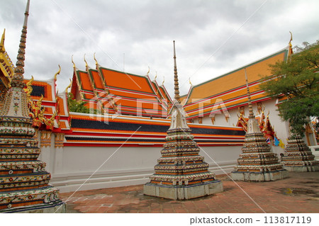 泰國首都曼谷以臥佛聞名的旅遊勝地臥佛寺的寶塔和建築 113817119