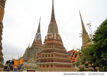 泰國首都曼谷以臥佛聞名的旅遊勝地臥佛寺的寶塔和建築 113817123