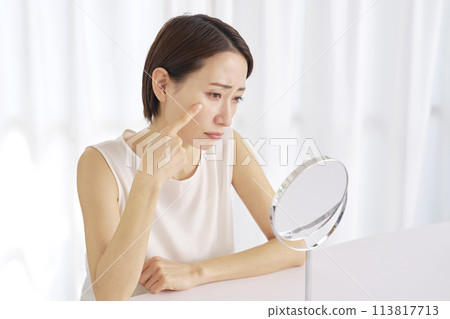 一位擔心眼周肌膚的中年女性 113817713