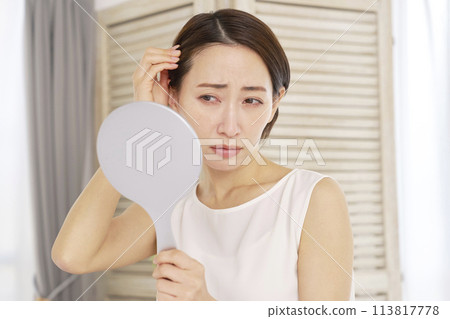 有頭髮問題的中年婦女 113817778