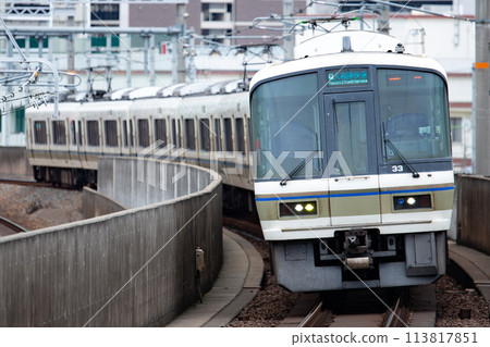 JR West Yamatoji Line/Osaka Loop Line commuter train 221 series 113817851