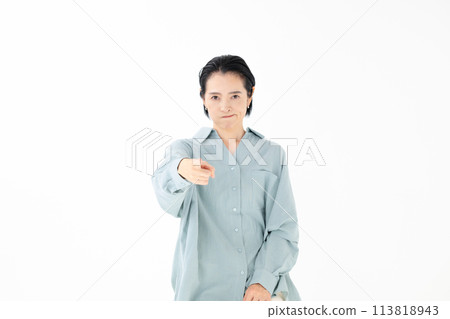 中間女性肖像 113818943