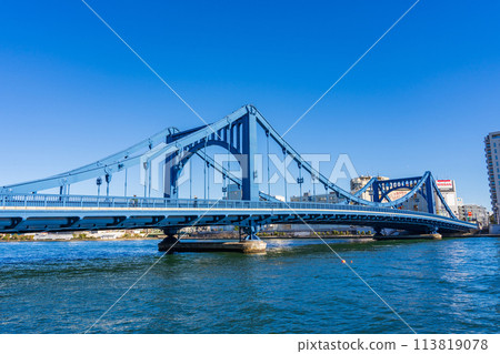 隅田川上的清須大橋在藍天的襯托下熠熠生輝 隅田川上的清須大橋在藍天的襯托下熠熠生輝 113819078