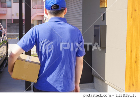 送貨人員將包裹送到住所 送貨人員將包裹送到住所 113819113