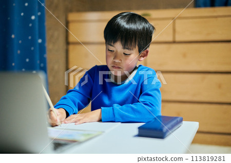 小學生在網路課堂學習日語 小學生在網路課堂學習日語 113819281