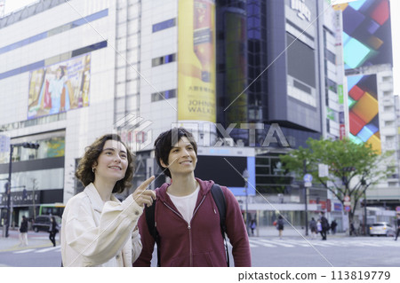 入境澀谷交叉路口外國情侶觀光 入境澀谷交叉路口外國情侶觀光 113819779