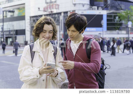 入境的外國夫婦在澀谷的十字路口用智慧型手機搜索 113819780