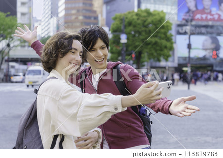 入境外國夫婦在澀谷十字路口自拍 入境外國夫婦在澀谷十字路口自拍 113819783
