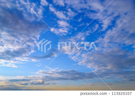 Lots of beautiful white clouds in the evening blue sky Lots of beautiful white clouds in the evening blue sky 113820107