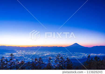 (Yamanashi Prefecture) Mt. Fuji seen from Mt. Amari at sunrise 113820243