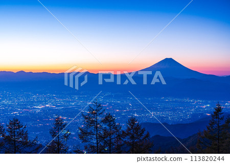 (Yamanashi Prefecture) Mt. Fuji seen from Mt. Amari at sunrise 113820244