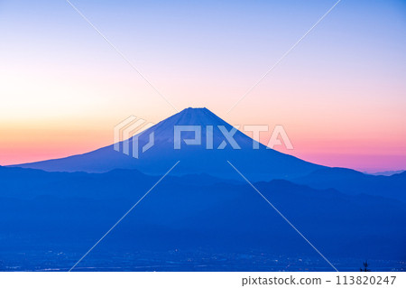 (Yamanashi Prefecture) Mt. Fuji seen from Mt. Amari at sunrise (Yamanashi Prefecture) Mt. Fuji seen from Mt. Amari at sunrise 113820247